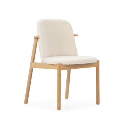 Silla nórdica con estructura de madera de haya natural tapizado en tela suave blanca.