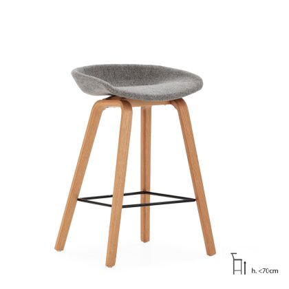 Taburete nórdico madera natural y asiento tapizado en tela gris. Taburete nórdico madera natural y asiento tapizado en tela gris.