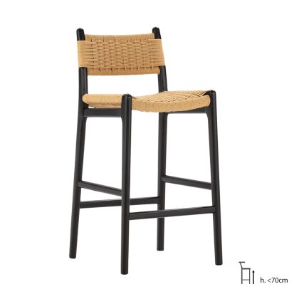 Taburete étnico en madera negra con asiento trenzado en cuerda de papel natural.