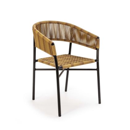 Silla étnica en metal negro con sintético trenzado en tono natural.