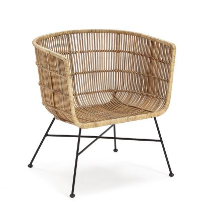 Sillón étnico en mimbre natural trenzado y patas metálicas en negro.