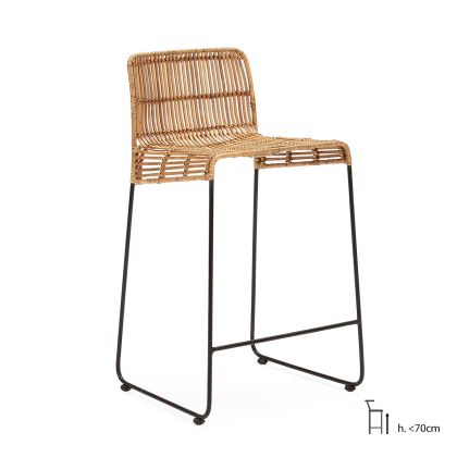 Taburete alto étnico trenzado en mimbre natural y patas de metal negro.