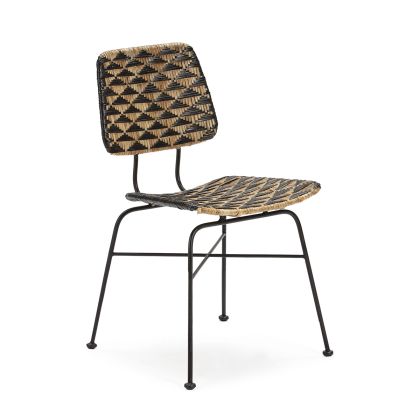 Silla étnica trenzada en mimbre natural y negro, con estructura de metal negro.