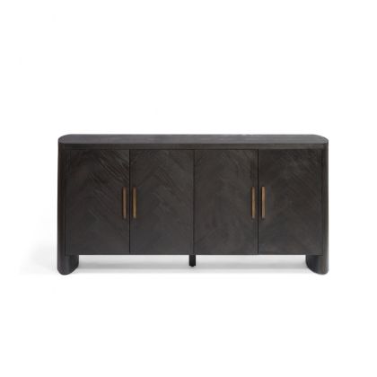 Aparador de diseño moderno en madera de roble negro y marrón con tiradores metálicos en dorado.