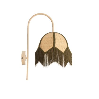 Lámpara de pared étnica fabricada en mimbre natural con flecos verdes y estructura de metal neutro.