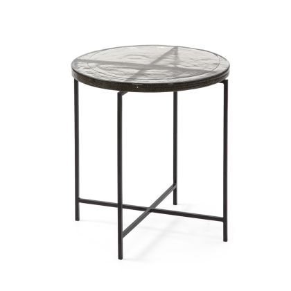 Mesa auxiliar industrial sobre de vidrio y estructura de metal negro.