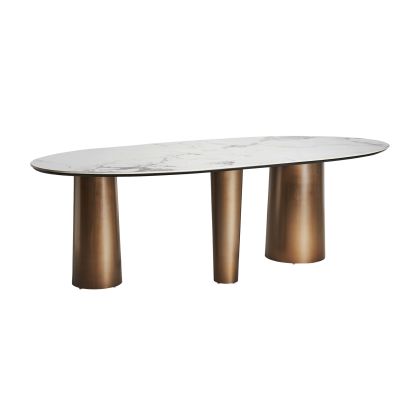 Mesa de comedor en porcelánico blanco y patas de acero bronce.