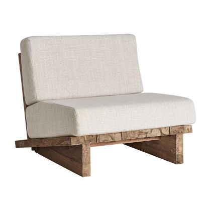 Sillón nórdico en madera de teca reciclada tapizado en tejido blanco.