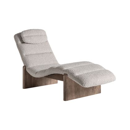 Chaise lounge nórdico moderno en madera de olmo marrón claro tapizado en tela beige.