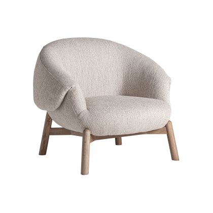 Sillón nórdico moderno en madera de olmo marrón claro tapizado en tejido beige suave.