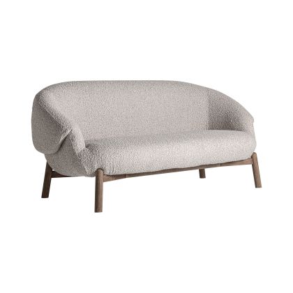 Sofá nórdico moderno en madera de olmo marrón claro tapizado en tejido beige suave.