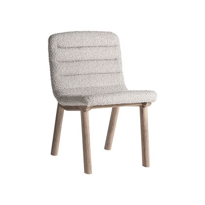 Silla nórdica moderno en madera de olmo marrón claro tapizado en tejido beige suave.