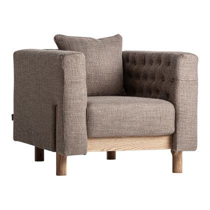Sillón en madera de pino marrón tapizado en tejido gris.