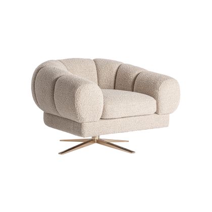 Sillón en tejido blanco roto jaspeado y base de acero en color cobre.