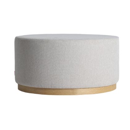 Reposapiés redondo contemporáneo con base de madera marrón claro tapizado en tela gris.
