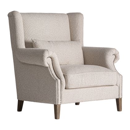Sillón en madera de fresno marrón tapizado en tejido crema.