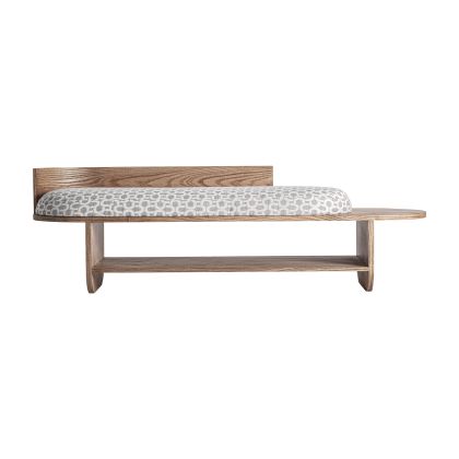 Pie de cama madera efecto olmo marrón tapizado con asiento gris.