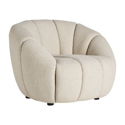 Sillón nórdico en madera tapizado en tela beige.