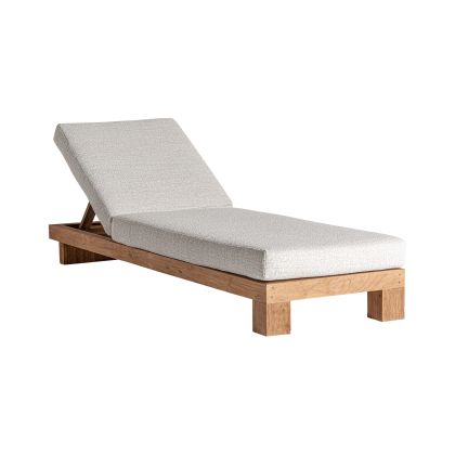 Tumbona en madera de teca marrón, combinada con cojín tapizado en polipropileno en color crema.