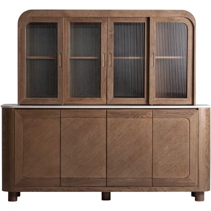 Mueble bar en madera de roble marrón con mármol blanco veteado y puertas superiores de cristal.