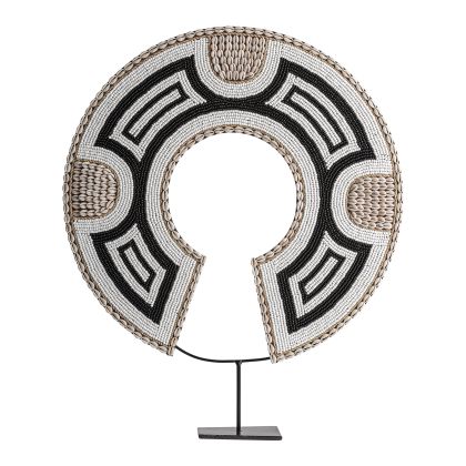 Figura decorativa de bambú en tonos neutros y hierro negro de Vical.