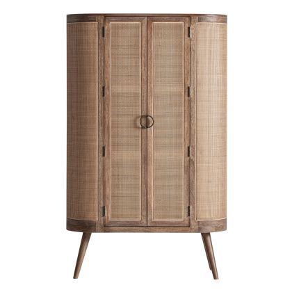 Armario en madera de mango marrón y mimbre marrón claro con tirador de hierro.