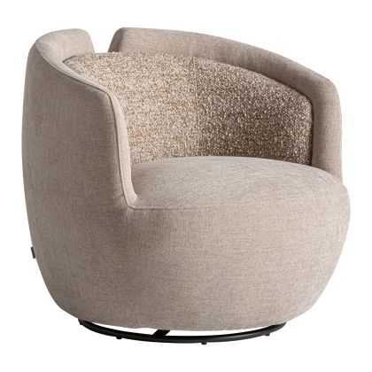 Sillón giratorio en madera de pino tapizado en tela beige y base de metal negro.