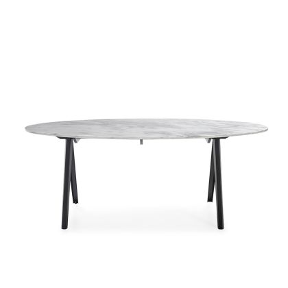 Mesa de comedor de diseño moderno con sobre de mármol blanco y patas de metal negro.