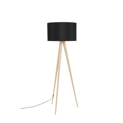 Lámpara de pie trípode nórdica en madera natural y pantalla de metal negro.