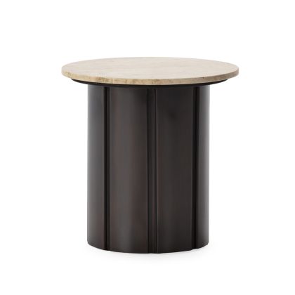 Mesa auxiliar redonda de diseño moderno con sobre en mármol travertino crema y base de metal en bronce envejecido.