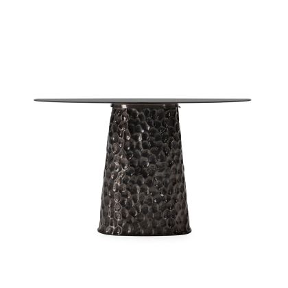Consola de diseño moderno con sobre de cristal negro y base de metal níquel.