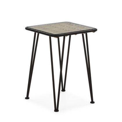 Mesa auxiliar industrial en metal negro con sobre de ratán trenzado y cristal.