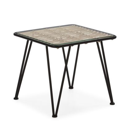 Mesa auxiliar industrial en metal negro con sobre de ratán trenzado y cristal.