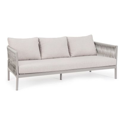 Sofá moderno en aluminio, cuerda y cojines tapizados en tela gris claro.