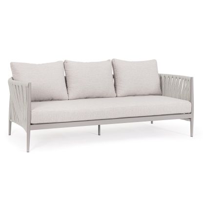 Sofá moderno en aluminio, cuerda y cojines tapizados en tela gris claro.
