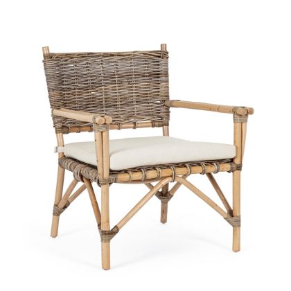 Sillón tropical trenzado en ratán y kubu natural con cojín beige.