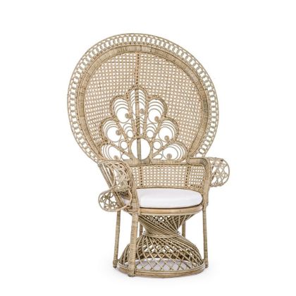 Sillón étnico trenzado en ratán y junco natural con cojín blanco.