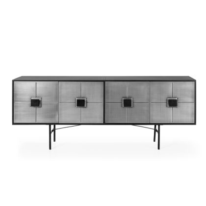 Aparador industrial moderno en mármol negro y metal plateado con 4 puertas.