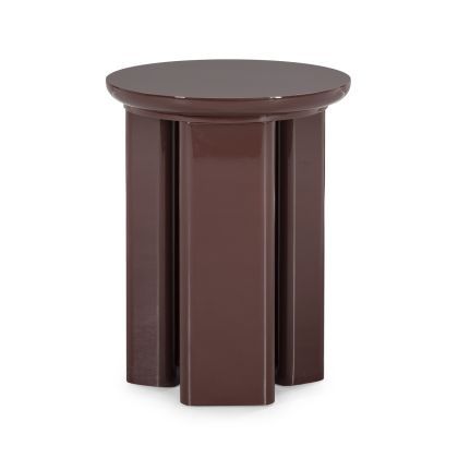 Mesa auxiliar moderna en madera rojo oscuro brillante. Mesa auxiliar moderna en madera rojo oscuro brillante.