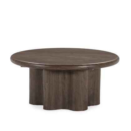 Mesa de centro nórdica en madera marrón oscura.