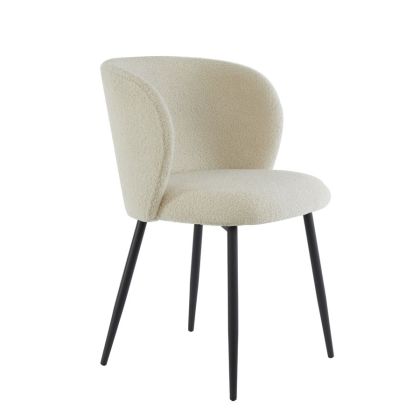 Silla de comedor moderna tapizada en tejido bouclé y patas metálicas negras.