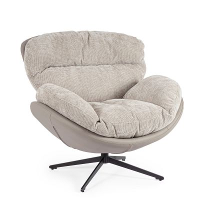 Sillón moderno en madera contrachapada tapizado en cuero y tejido gris oscuro y patas de acero negro.