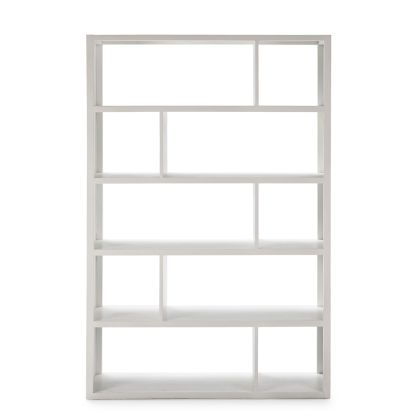 Estantería nórdica con múltiples estantes en madera blanca.