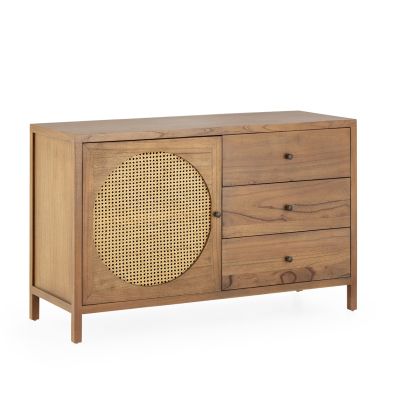 Aparador vintage en madera de cedro marrón miel con puerta frontal de ratán natural.