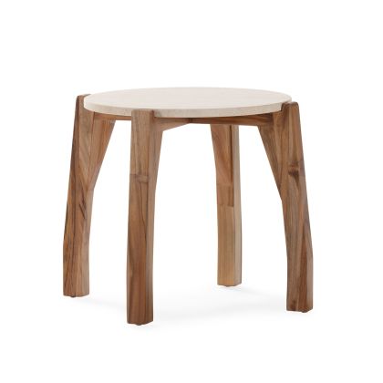 Mesa auxiliar moderna en madera de teca marrón con sobre de mármol travertino crema.