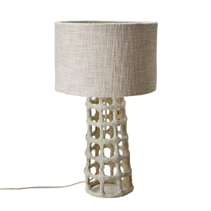 Lámpara de mesa étnica con pantalla de algodón blanco y estructura de papel maché y hierro natural.