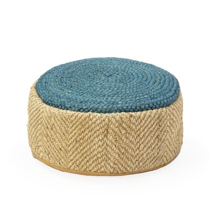Puff redondo étnico trenzado en yute en color marfil y azul.