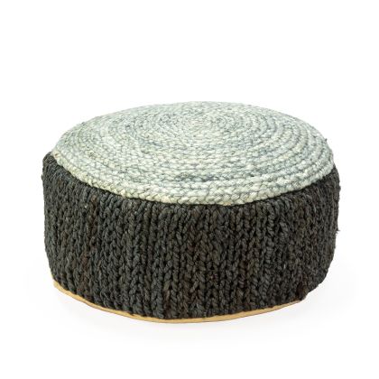 Puff redondo étnico trenzado en yute en color gris y negro.