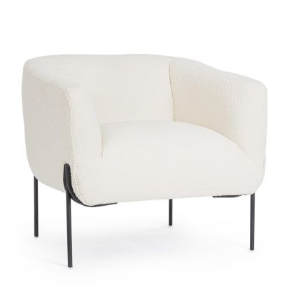 Sillón nórdico tapizado en tela suave blanco con patas de acero negro.