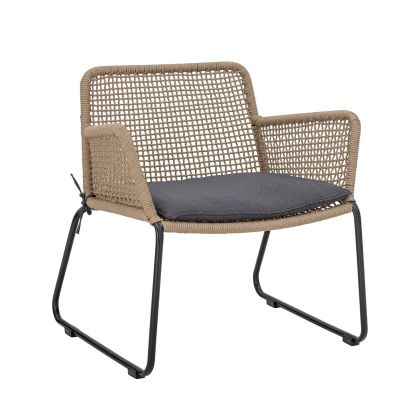 Sillón Estilo Escandinavo Fabricado En Cuerda En Color Arena Metal Negro.
Es apto para un uso en interior y exterior bajo techo. 